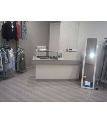 Mostrador con vitrina expositora y led